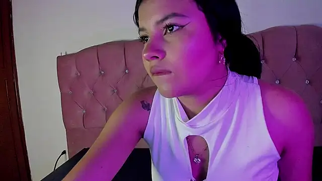 Sara Moon 18 online show from 10/23/25, 08:18