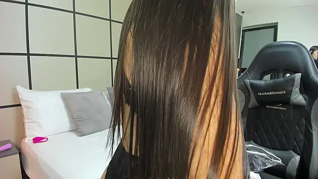 Snapshot of mia_collins96 chatting on 10/28/25, 02:37 mia collins96 online show from 10/28/25, 02:37