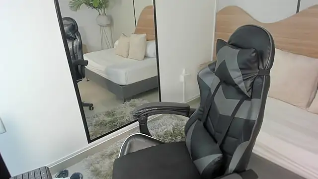 Snapshot of mia_collins96 chatting on 11/26/25, 02:45 mia collins96 online show from 11/26/25, 02:45