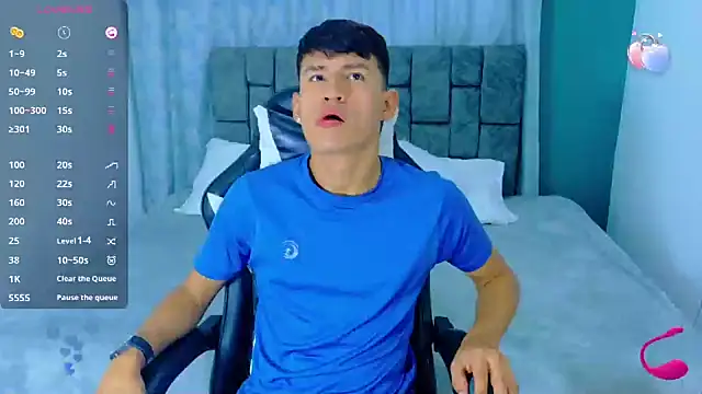 Snapshot of Nicolas_Torres_ chatting on 10/21/25, 05:52 Nicolas Torres online show from 10/21/25, 05:52