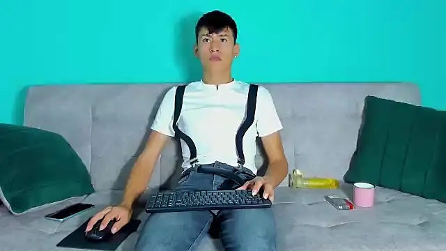 Snapshot of Nicolas_Torres_ chatting on 10/24/25, 06:10 Nicolas Torres online show from 10/24/25, 06:10