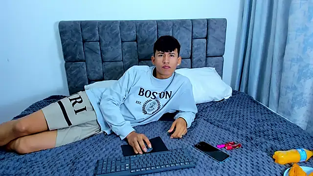 Snapshot of Nicolas_Torres_ chatting on 10/28/25, 07:12 Nicolas Torres online show from 10/28/25, 07:12