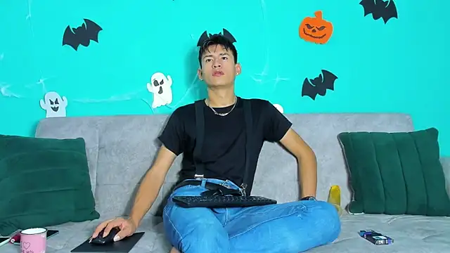 Snapshot of Nicolas_Torres_ chatting on 10/29/25, 07:32 Nicolas Torres online show from 10/29/25, 07:32