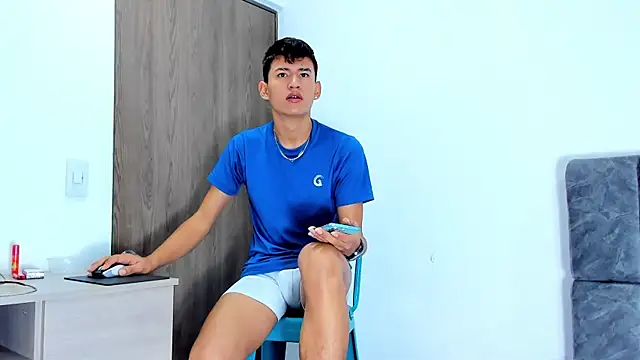 Snapshot of Nicolas_Torres_ chatting on 10/31/25, 07:42 Nicolas Torres online show from 10/31/25, 07:42