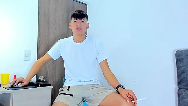 Snapshot of Nicolas_Torres_ chatting on 11/05/25, 07:30 Nicolas Torres online show from 11/05/25, 07:30