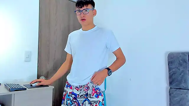 Snapshot of Nicolas_Torres_ chatting on 11/08/25, 03:07 Nicolas Torres online show from 11/08/25, 03:07