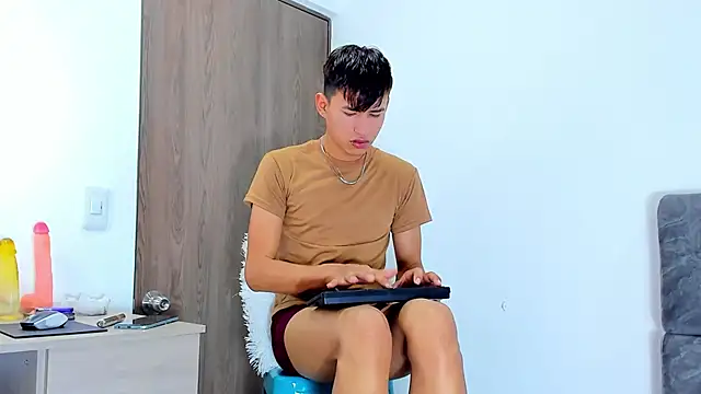 Snapshot of Nicolas_Torres_ chatting on 11/12/25, 04:24 Nicolas Torres online show from 11/12/25, 04:24