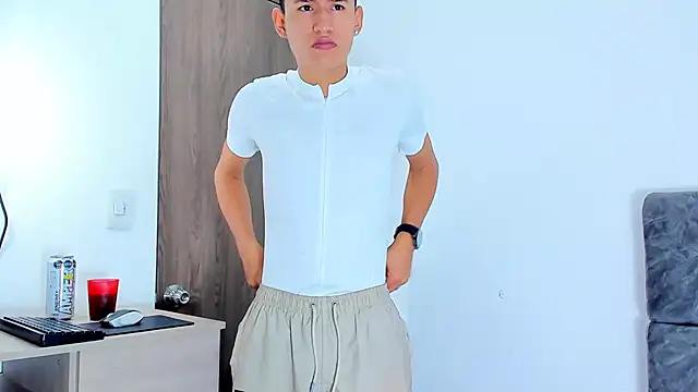 Snapshot of Nicolas_Torres_ chatting on 11/14/25, 02:32 Nicolas Torres online show from 11/14/25, 02:32