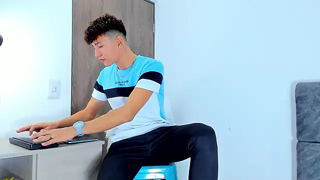 Snapshot of Nicolas_Torres_ chatting on 11/19/25, 04:01 Nicolas Torres online show from 11/19/25, 04:01