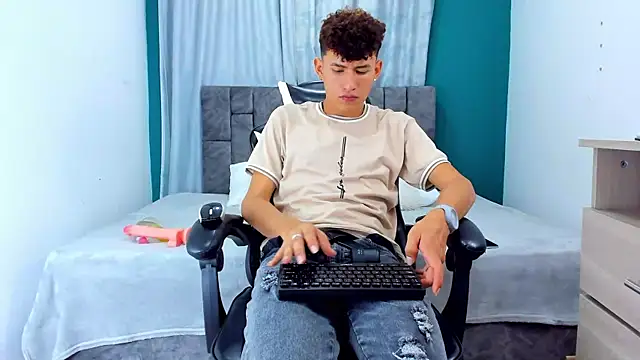 Snapshot of Nicolas_Torres_ chatting on 11/20/25, 04:34 Nicolas Torres online show from 11/20/25, 04:34