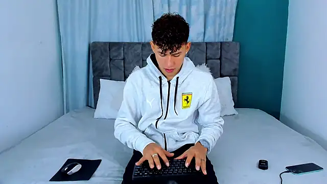 Snapshot of Nicolas_Torres_ chatting on 11/21/25, 04:00 Nicolas Torres online show from 11/21/25, 04:00