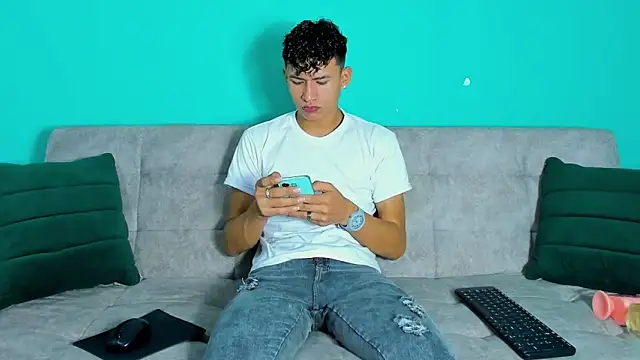 Snapshot of Nicolas_Torres_ chatting on 11/22/25, 02:21 Nicolas Torres online show from 11/22/25, 02:21