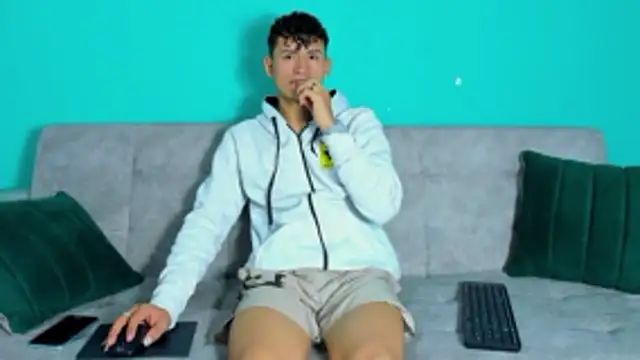 Snapshot of Nicolas_Torres_ chatting on 11/23/25, 05:18 Nicolas Torres online show from 11/23/25, 05:18