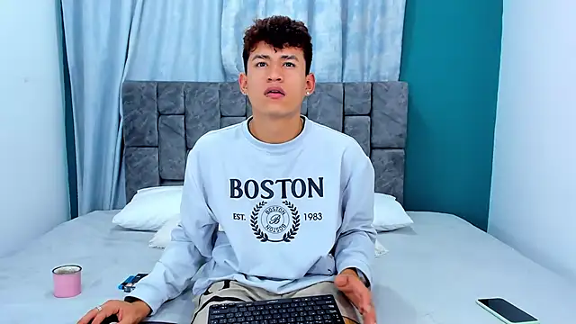 Snapshot of Nicolas_Torres_ chatting on 12/02/25, 07:25 Nicolas Torres online show from 12/02/25, 07:25