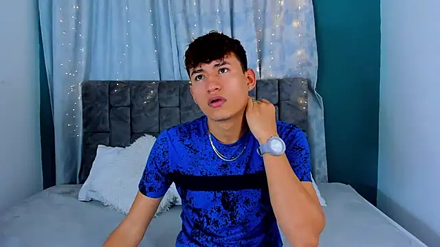 Snapshot of Nicolas_Torres_ chatting on 12/17/25, 03:45 Nicolas Torres online show from 12/17/25, 03:45