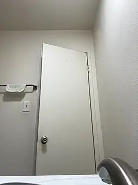 Snapshot of Mrmakeherwet_Tez chatting on 10/25/25, 08:25 Mrmakeherwet Tez online show from 10/25/25, 08:25