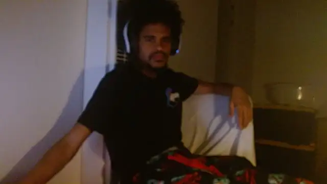 Snapshot of Mrmakeherwet_Tez chatting on 11/25/25, 05:29 Mrmakeherwet Tez online show from 11/25/25, 05:29