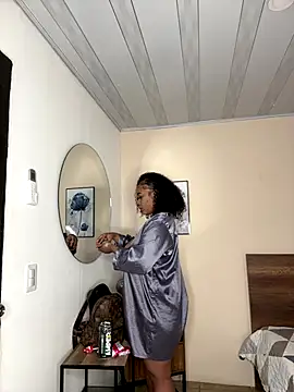 Snapshot of YariRose chatting on 11/13/25, 01:21 YariRose online show from 11/13/25, 01:21