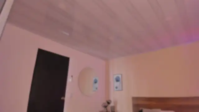 Snapshot of YariRose chatting on 12/17/25, 02:12 YariRose online show from 12/17/25, 02:12