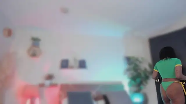 Snapshot of YariRose chatting on 06/15/26, 03:47 YariRose online show from 06/15/26, 03:47