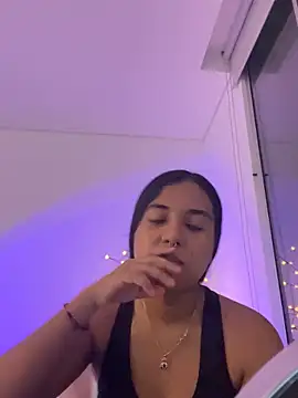 Snapshot of aly_nicols chatting on 11/30/25, 01:31 aly nicols online show from 11/30/25, 01:31