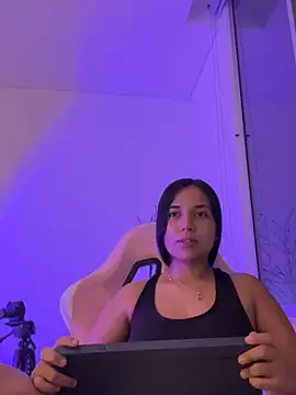 Snapshot of aly_nicols chatting on 12/20/25, 06:20 aly nicols online show from 12/20/25, 06:20