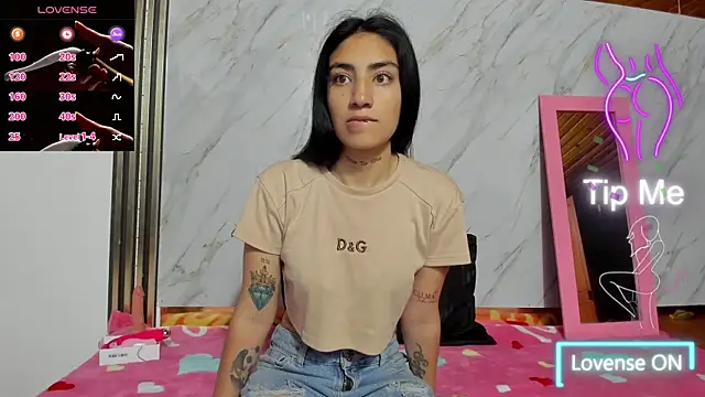 Snapshot of Sasha_Blonde chatting on 10/31/25, 02:07 Sasha Blonde online show from 10/31/25, 02:07