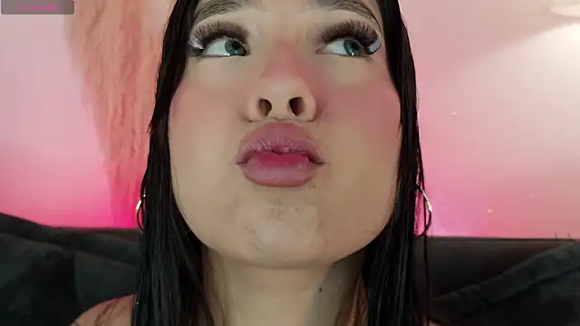 Snapshot of mia_roux1 chatting on 06/20/26, 11:07 mia roux1 online show from 06/20/26, 11:07