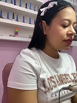 Snapshot of PaulaCruz01 chatting on 10/25/25, 04:24 PaulaCruz01 online show from 10/25/25, 04:24