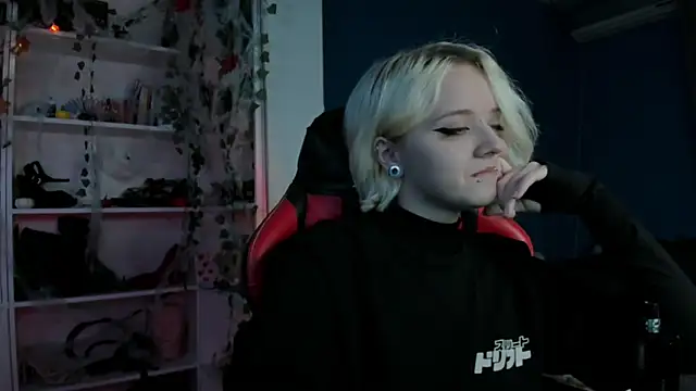 Snapshot of Holy_Mistress_S chatting on 10/29/25, 10:28 Holy Mistress S online show from 10/29/25, 10:28