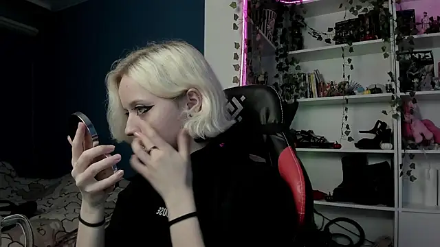 Snapshot of Holy_Mistress_S chatting on 11/08/25, 09:31 Holy Mistress S online show from 11/08/25, 09:31