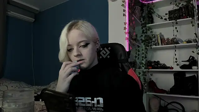 Snapshot of Holy_Mistress_S chatting on 11/09/25, 09:29 Holy Mistress S online show from 11/09/25, 09:29