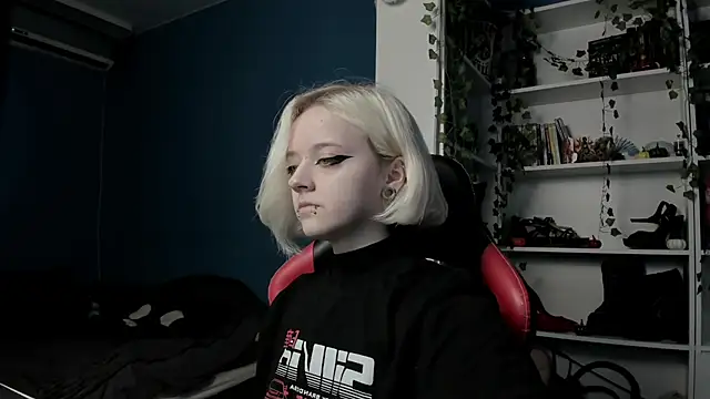 Snapshot of Holy_Mistress_S chatting on 11/11/25, 09:09 Holy Mistress S online show from 11/11/25, 09:09