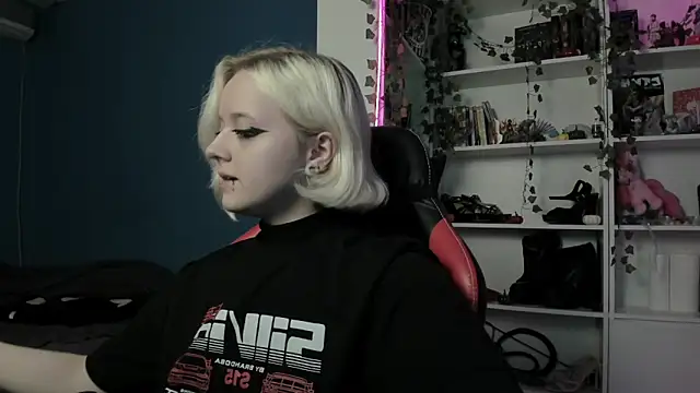 Snapshot of Holy_Mistress_S chatting on 11/12/25, 08:59 Holy Mistress S online show from 11/12/25, 08:59