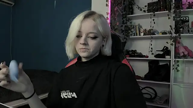 Snapshot of Holy_Mistress_S chatting on 11/14/25, 09:30 Holy Mistress S online show from 11/14/25, 09:30