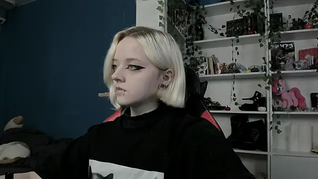 Snapshot of Holy_Mistress_S chatting on 11/15/25, 09:17 Holy Mistress S online show from 11/15/25, 09:17