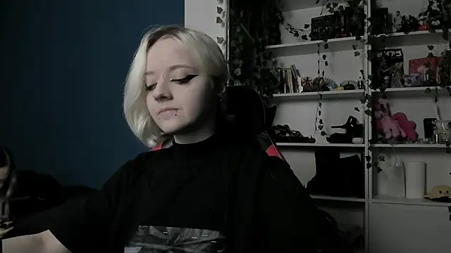 Snapshot of Holy_Mistress_S chatting on 11/21/25, 09:19 Holy Mistress S online show from 11/21/25, 09:19