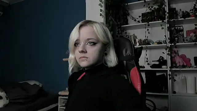 Snapshot of Holy_Mistress_S chatting on 11/23/25, 09:42 Holy Mistress S online show from 11/23/25, 09:42