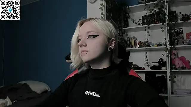 Snapshot of Holy_Mistress_S chatting on 11/28/25, 10:18 Holy Mistress S online show from 11/28/25, 10:18