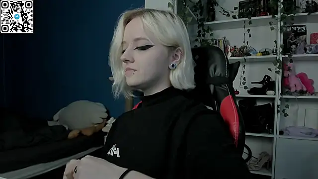 Snapshot of Holy_Mistress_S chatting on 11/30/25, 09:35 Holy Mistress S online show from 11/30/25, 09:35