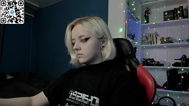 Snapshot of Holy_Mistress_S chatting on 12/16/25, 09:36 Holy Mistress S online show from 12/16/25, 09:36