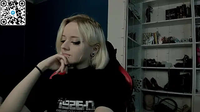 Snapshot of Holy_Mistress_S chatting on 12/17/25, 10:10 Holy Mistress S online show from 12/17/25, 10:10