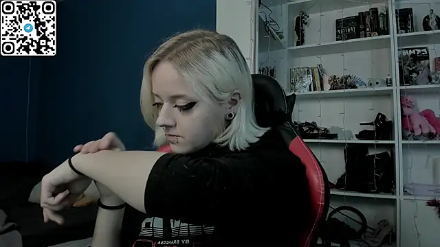 Snapshot of Holy_Mistress_S chatting on 12/19/25, 10:00 Holy Mistress S online show from 12/19/25, 10:00