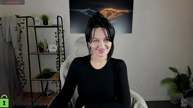 Snapshot of Sara_Devills chatting on 12/15/25, 01:15 Sara Devills online show from 12/15/25, 01:15