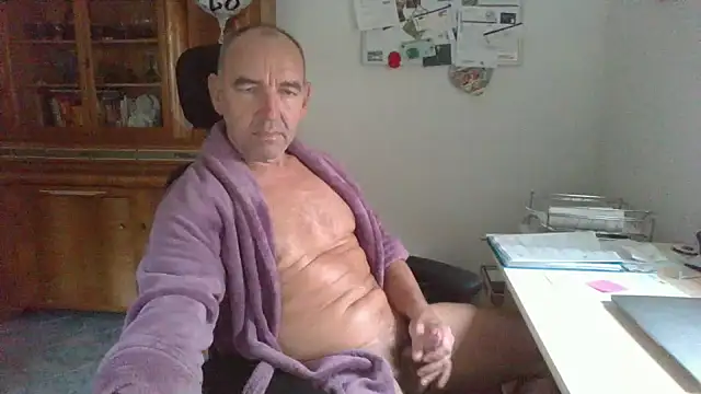 Snapshot of Lutzi1970 chatting on 11/17/25, 08:42 Lutzi1970 online show from 11/17/25, 08:42