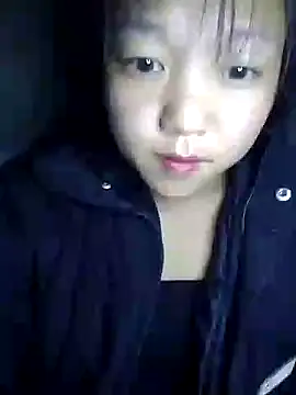 Snapshot of Quynhsumon chatting on 11/23/25, 01:44 Quynhsumon online show from 11/23/25, 01:44