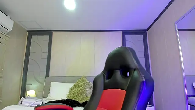 Snapshot of Nicoletta_Whitee chatting on 11/11/25, 09:15 Nicoletta Whitee online show from 11/11/25, 09:15