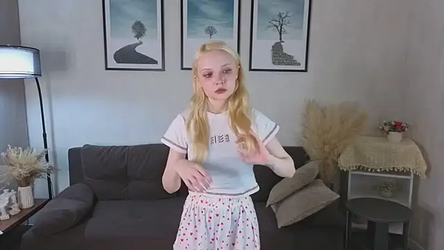 Snapshot of IraYounce chatting on 10/29/25, 01:19 IraYounce online show from 10/29/25, 01:19