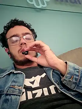 Snapshot of zomboy9800 chatting on 12/21/25, 05:31 zomboy9800 online show from 12/21/25, 05:31