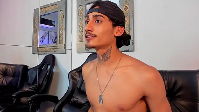 Snapshot of Mr_Strike chatting on 10/23/25, 02:44 Mr Strike online show from 10/23/25, 02:44